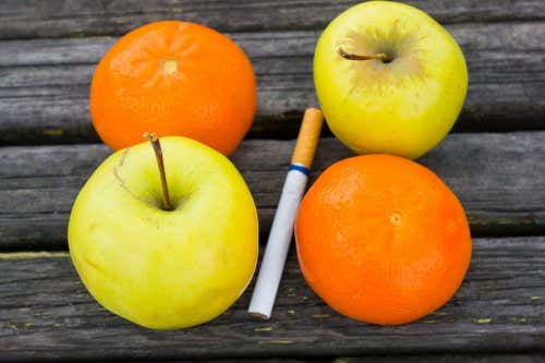 Dos manzanas, dos naranjas y en medio un cigarrillo