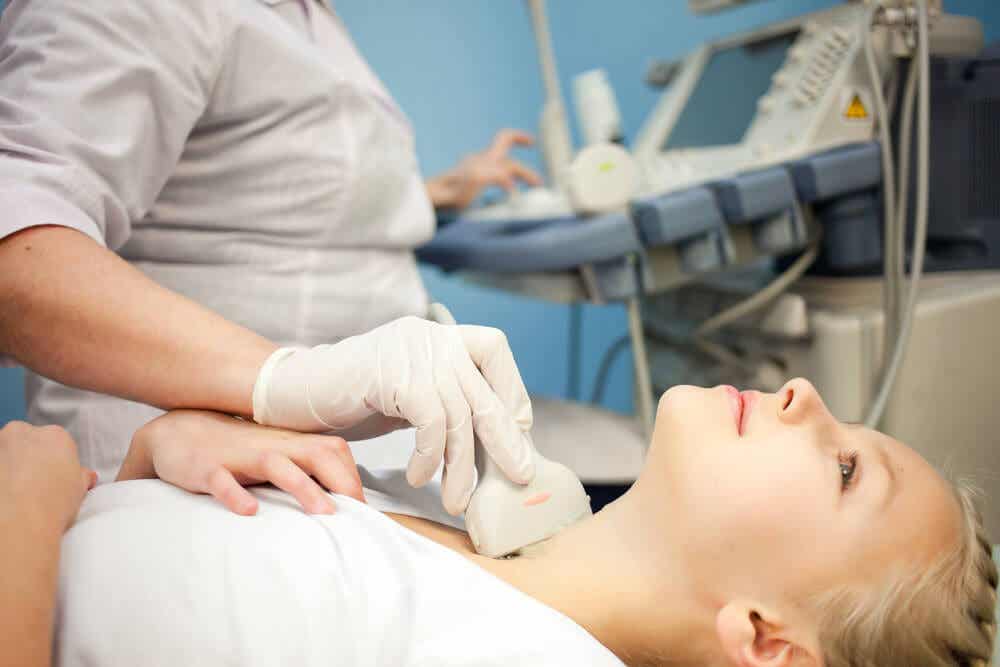 Mujer que se está sometiendo a una ecografía de tiroides.