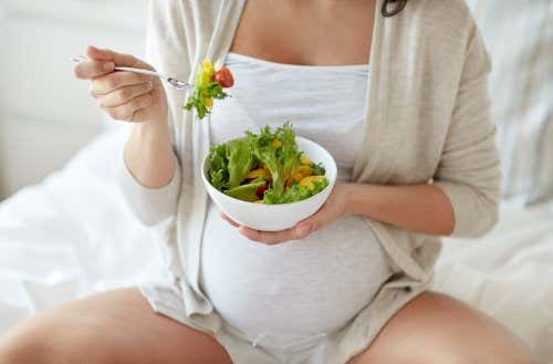 Embarazada comiendo una ensalada