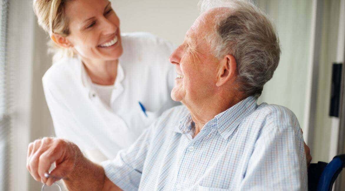 Enfermeira cuidando de um idoso