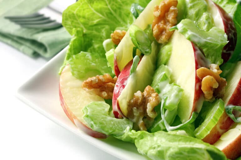 Receta casera de ensalada Waldorf muy fácil de hacer