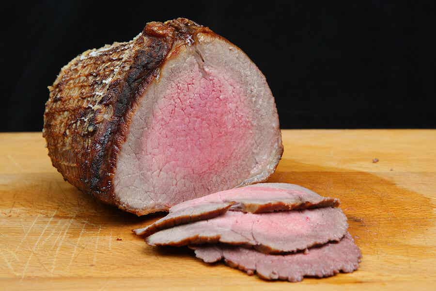 Trozo de carne roast-beef cortado en láminas.