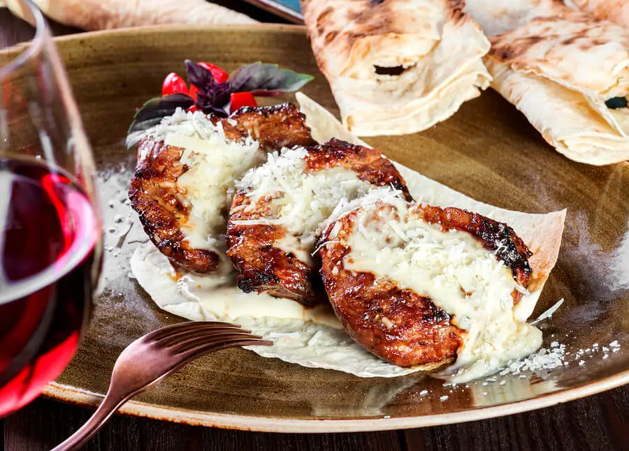 Filetes con queso por encima.