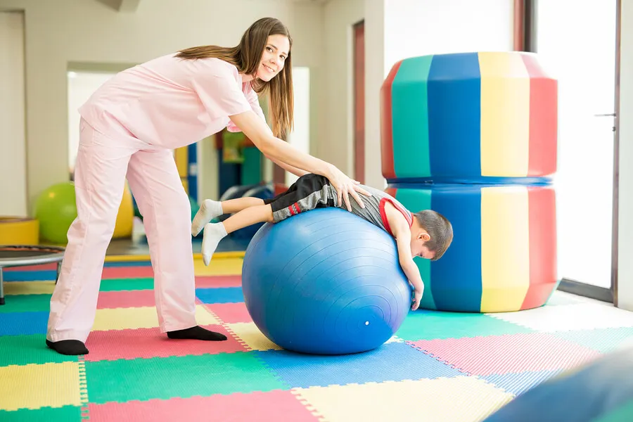 Fisioterapeuta con niño