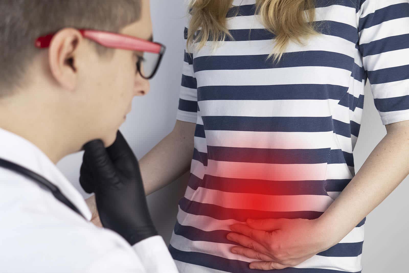 Ginecólogo revisando a una paciente con miomas uterinos.