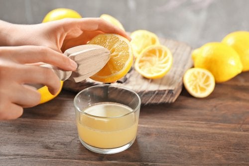 No es recomendable aplicar zumo de limón sobre la piel.