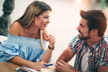 ¿Cómo saber si le gustas a una persona con pareja?