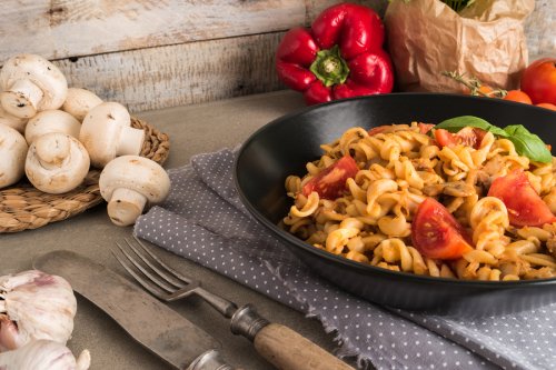 macarrones con tomate y lata de atún