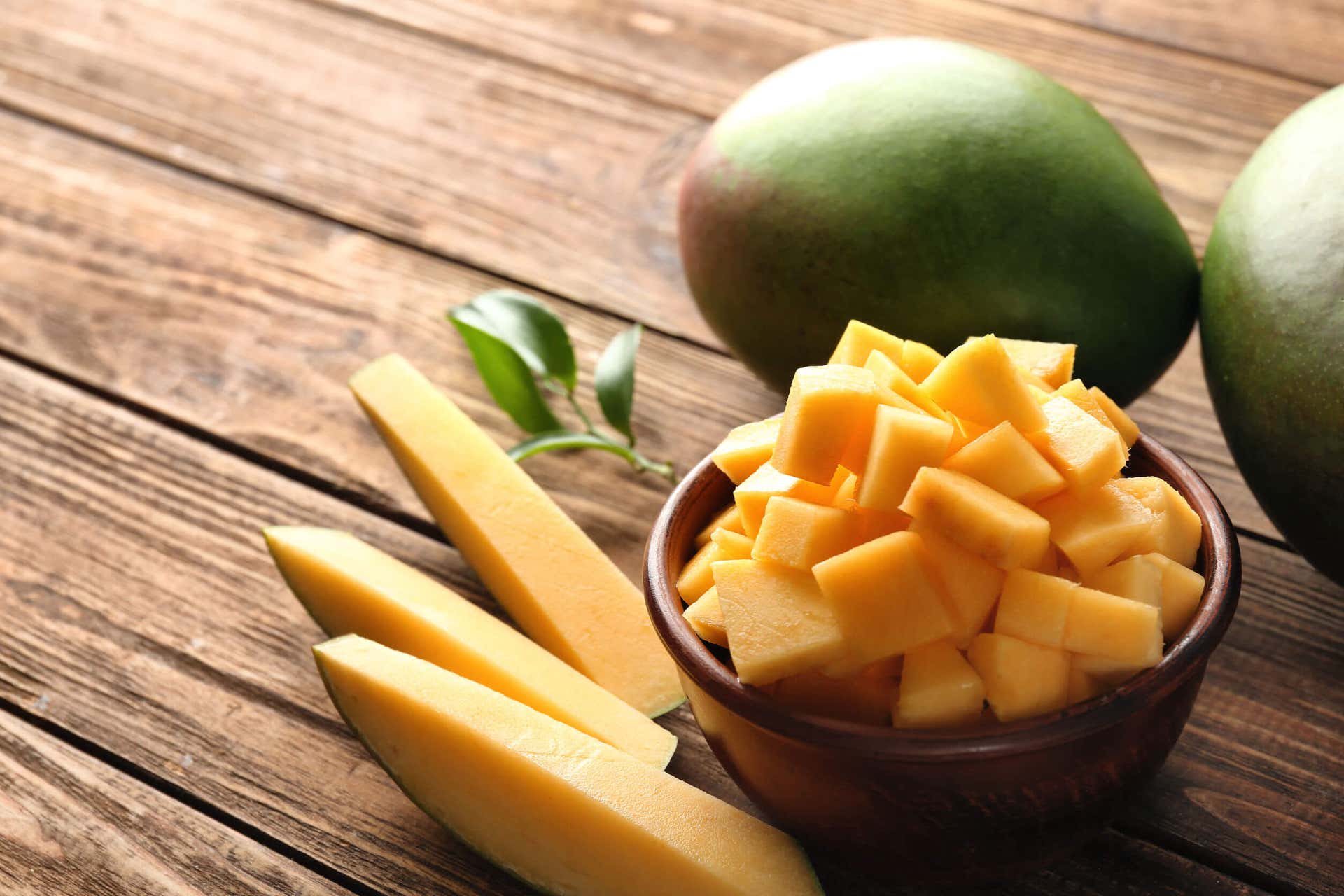 Trozos de mango para combinar con aguacate.