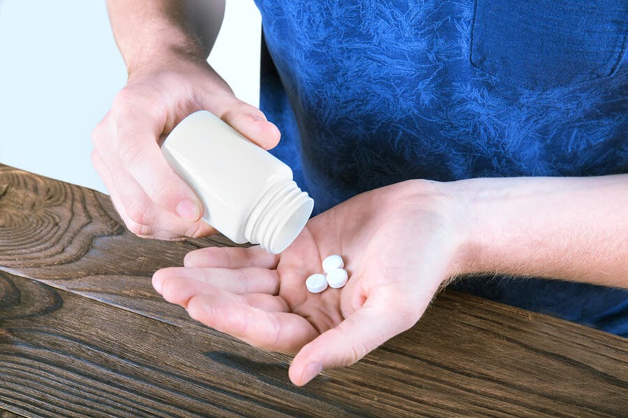 mano con antibióticos