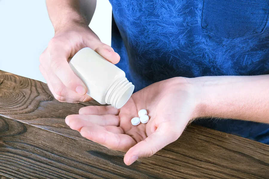 mano con antibióticos