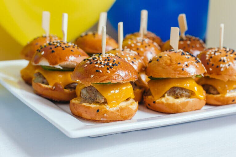 Prepara unas deliciosas mini hamburguesas de cordero