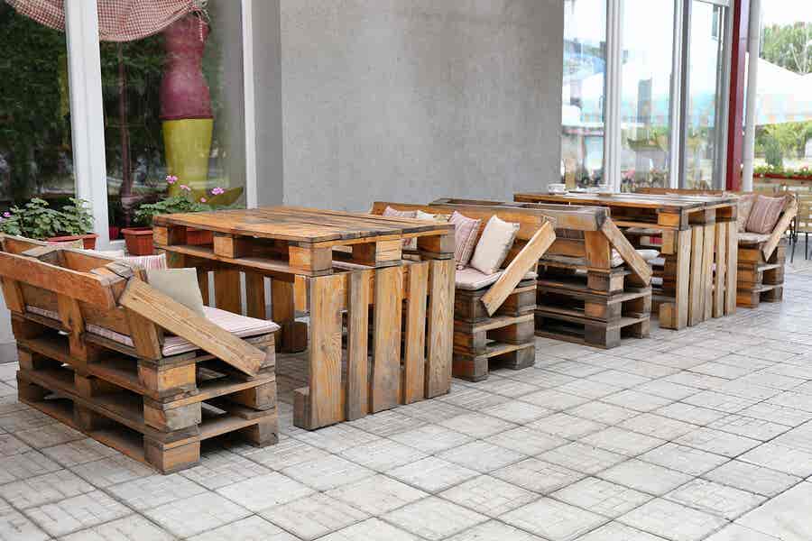 Muebles de madera con material reciclado.