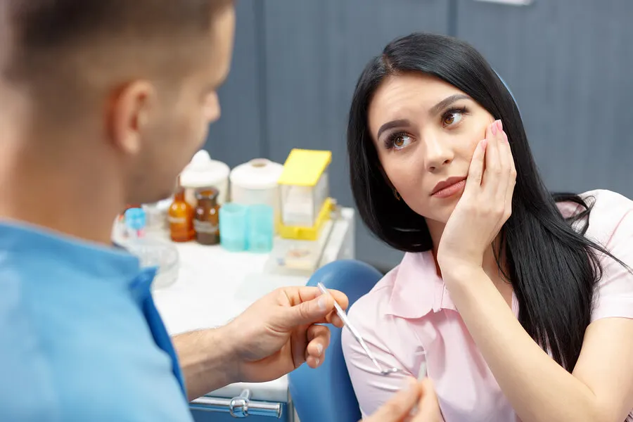 Mujer con gingivitis en el dentista