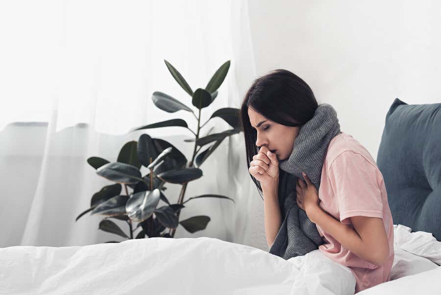 mujer con gripe o catarro