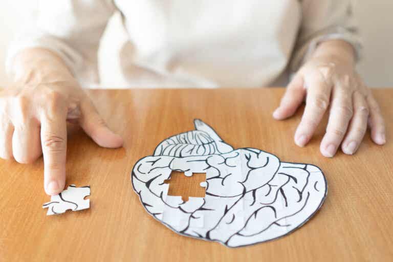 Cómo prevenir la demencia evitando 4 hábitos dañinos
