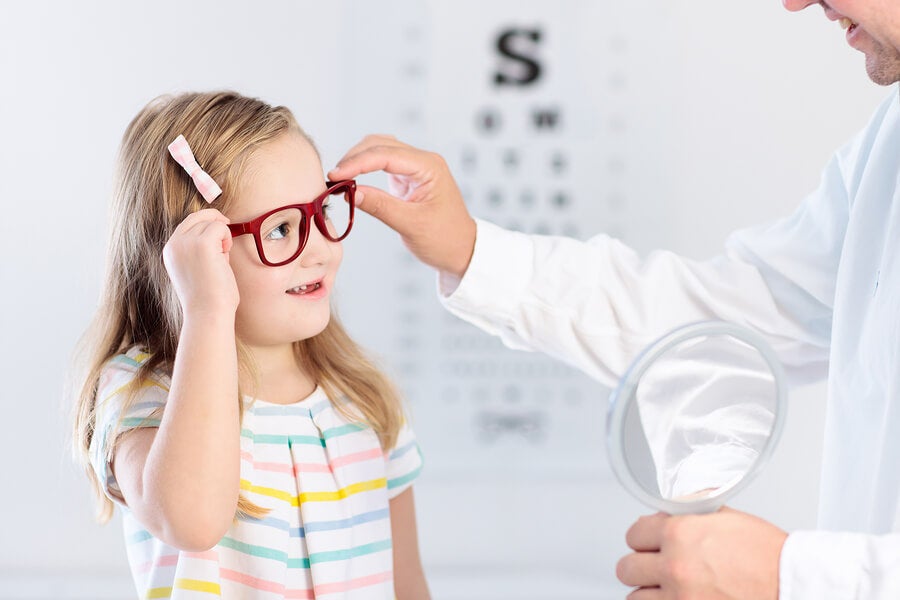 Niña con gafas en el oftalmólogo