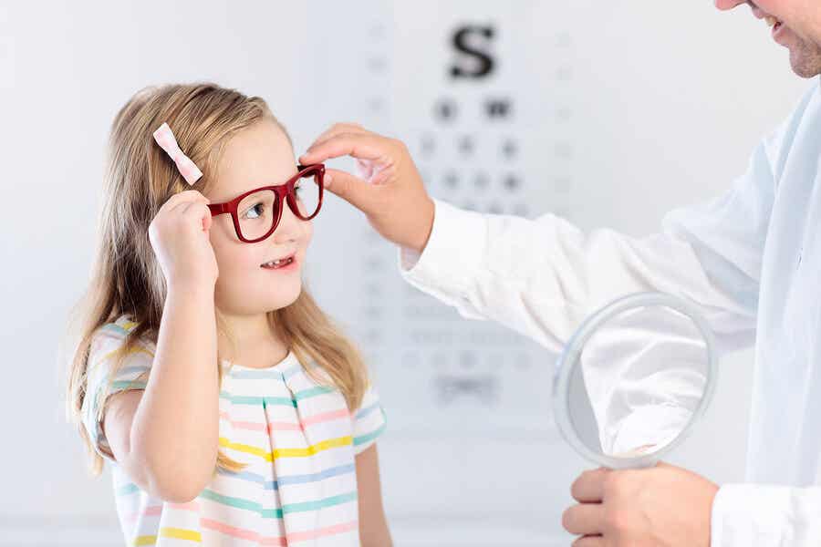 Niña con gafas en el oftalmólogo