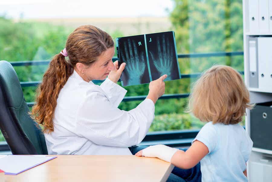 Pediatra con niña y radiografía