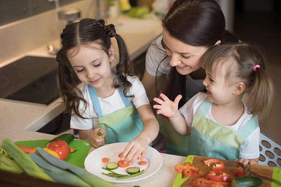 Niñas con mamá en la cocina