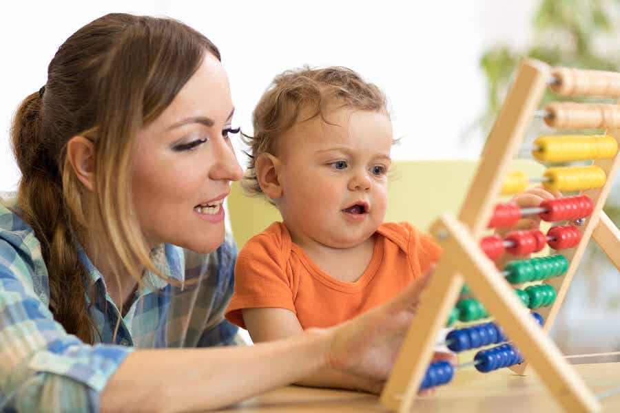 Niño y mamá con ábaco haciendo actividades para enseñar a su hijo a calcular.