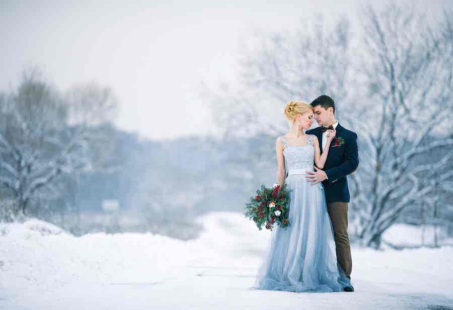 Novios en boda de invierno.