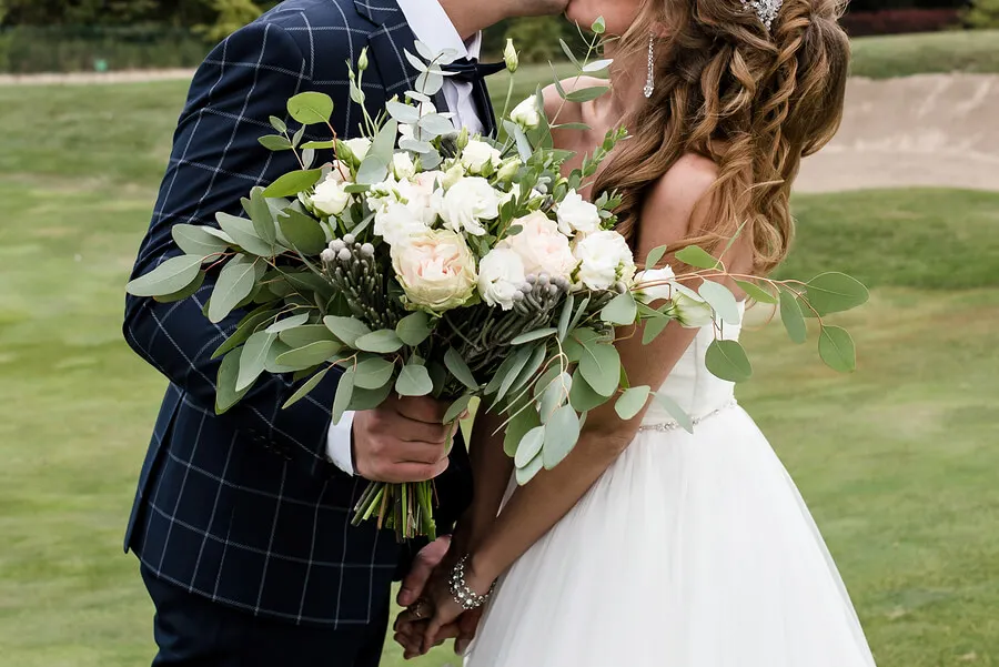 Pareja en boda con ramo