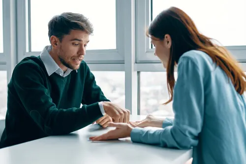 Pareja hablando sobre buscar trabajo