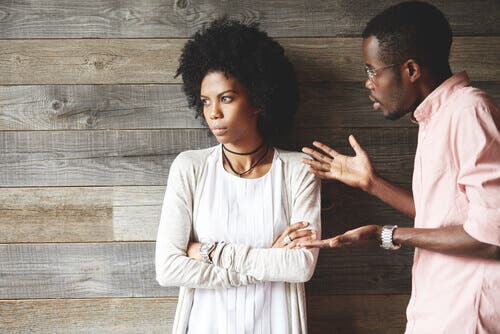 Pareja hablando de sus problemas de desconfianza