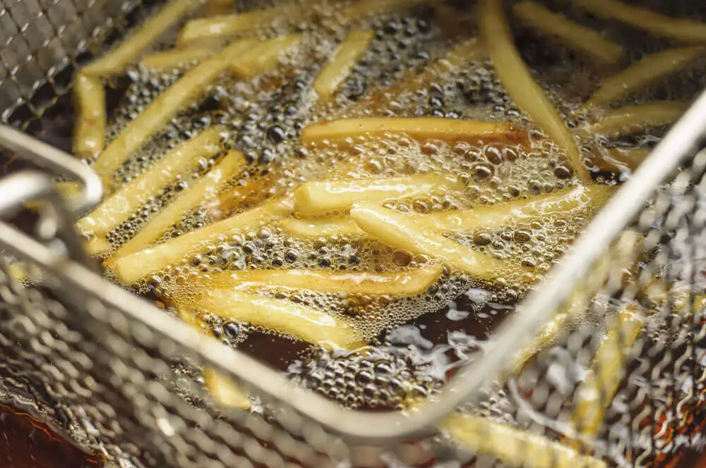 Batatas fritas em imersão.