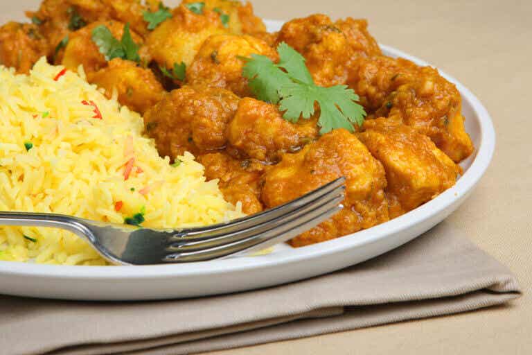 Prepara un delicioso pollo al curry con esta receta casera