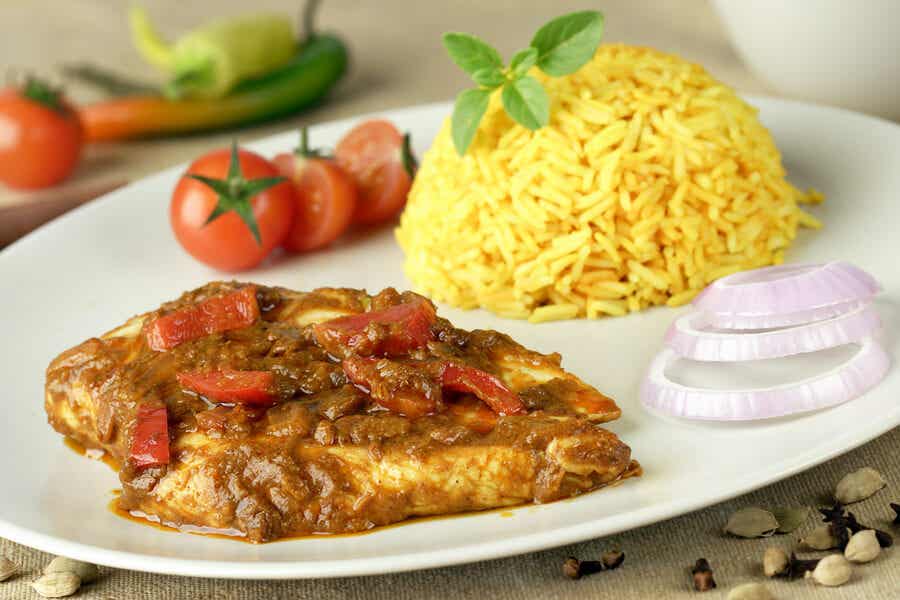 Pollo con salsa curry y arroz