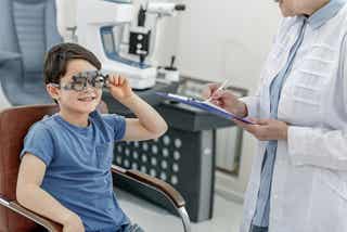 Por qué los niños deben visitar al oftalmólogo