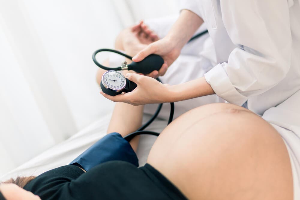 mujer embarazada midiéndose la presión arterial