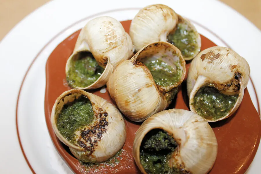 Plato de caracoles rellenos.