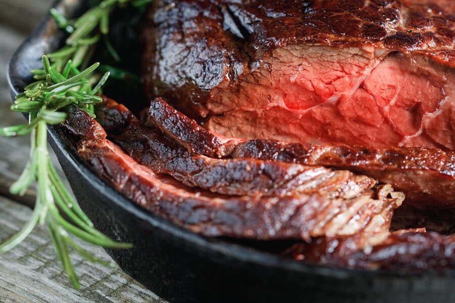 Plato con un trozo de carne roast-beef al punto.