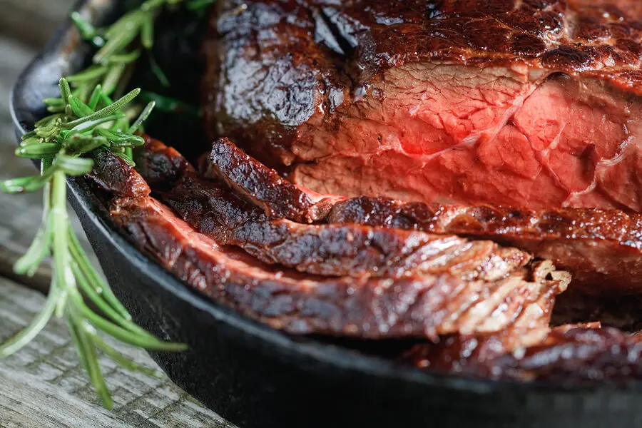 Plato con un trozo de carne roast-beef al punto.