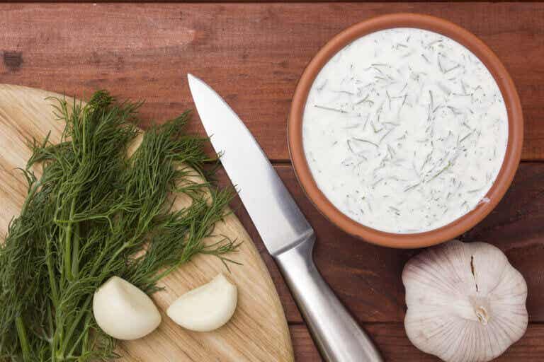Aprende a preparar las salsas tártara y de ajo en casa