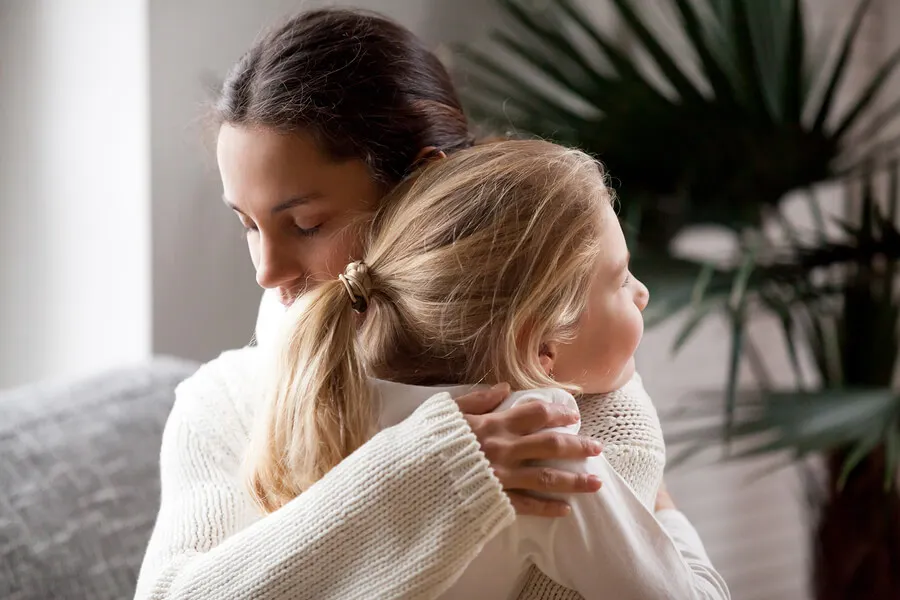 Un abrazo entre madre e hija.