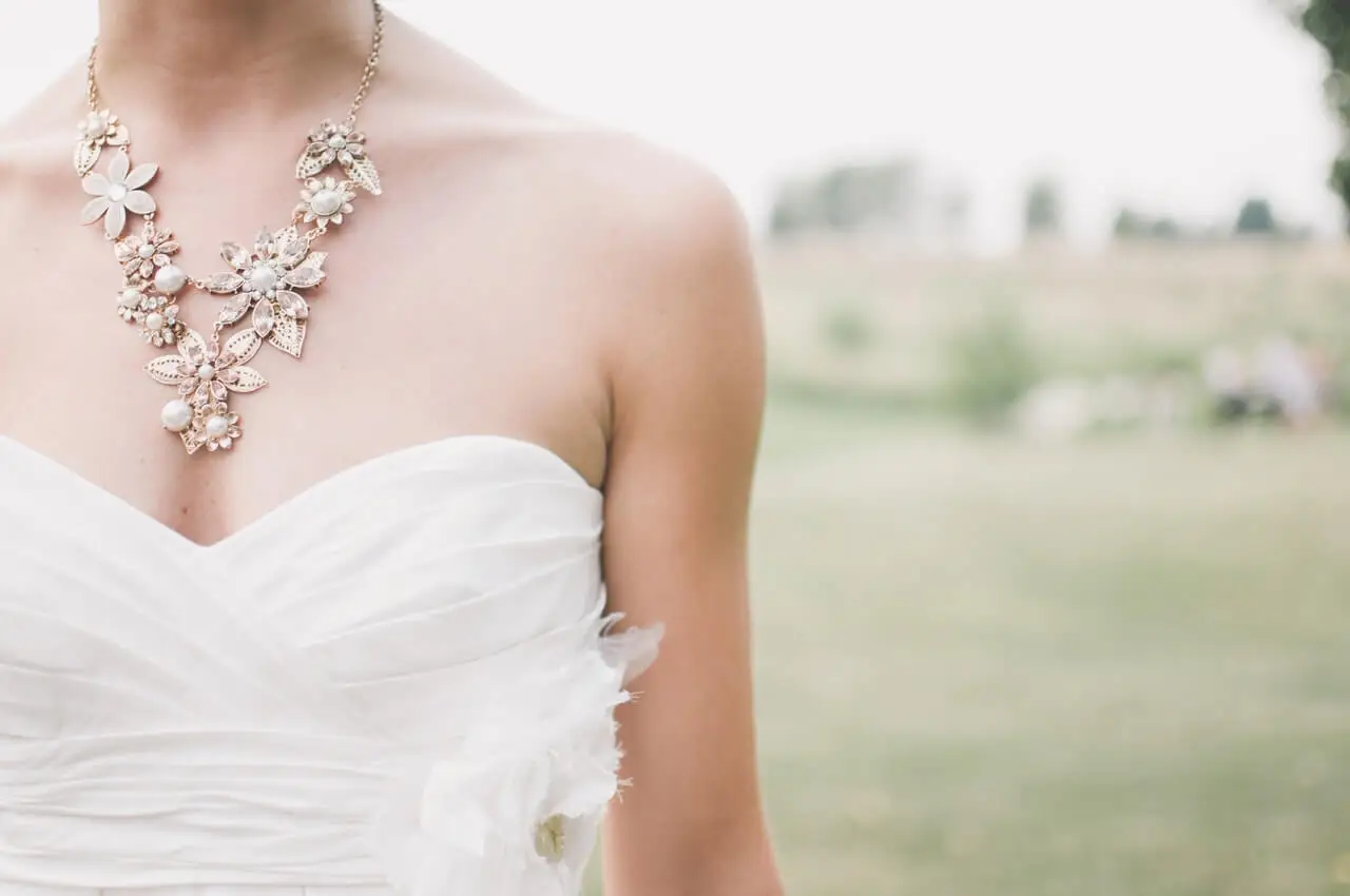 Escote de un vestido de novia.