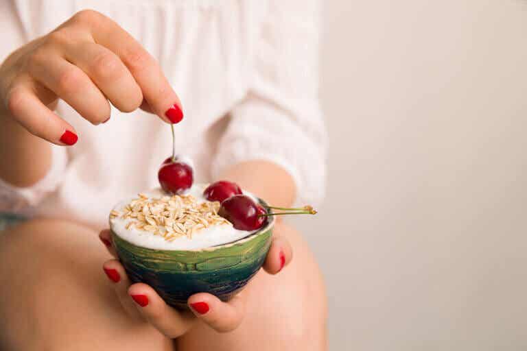 3 maneras de comer yogur en el desayuno y sus beneficios