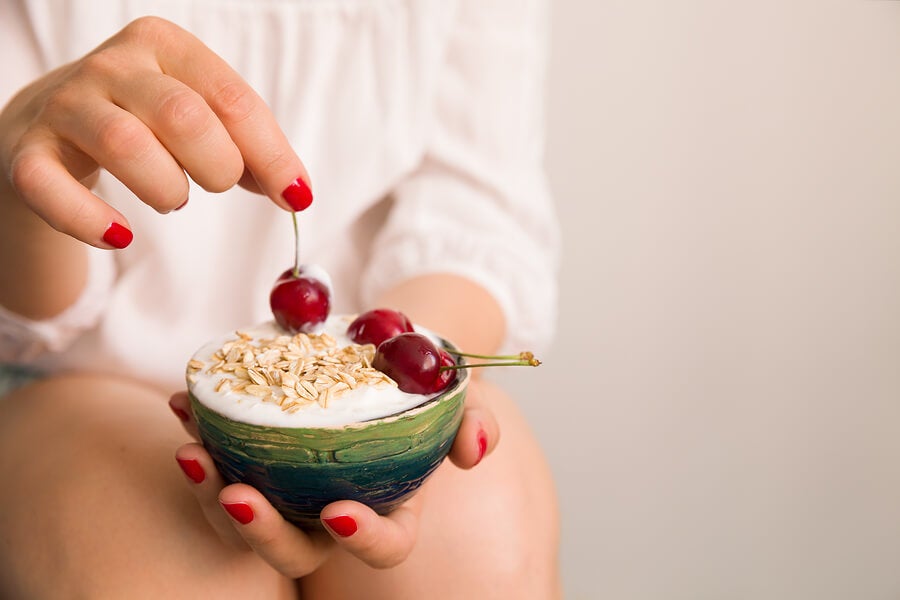 3 maneras de comer yogur en el desayuno y sus beneficios - Mejor con Salud