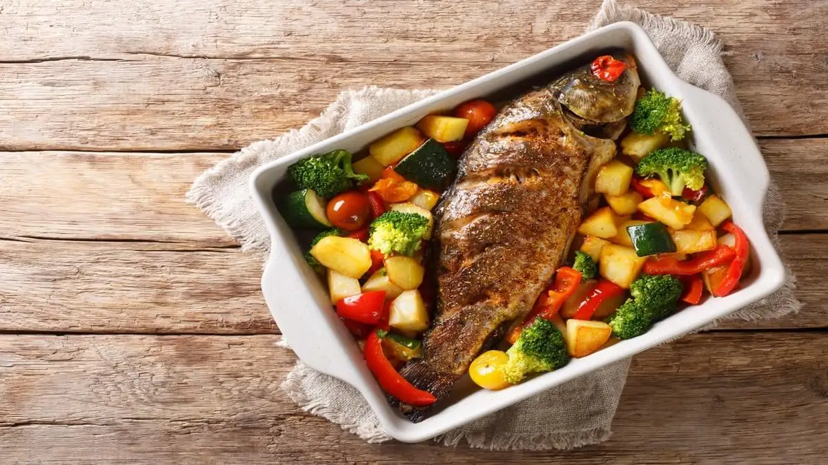 Pescado al horno con verduras.