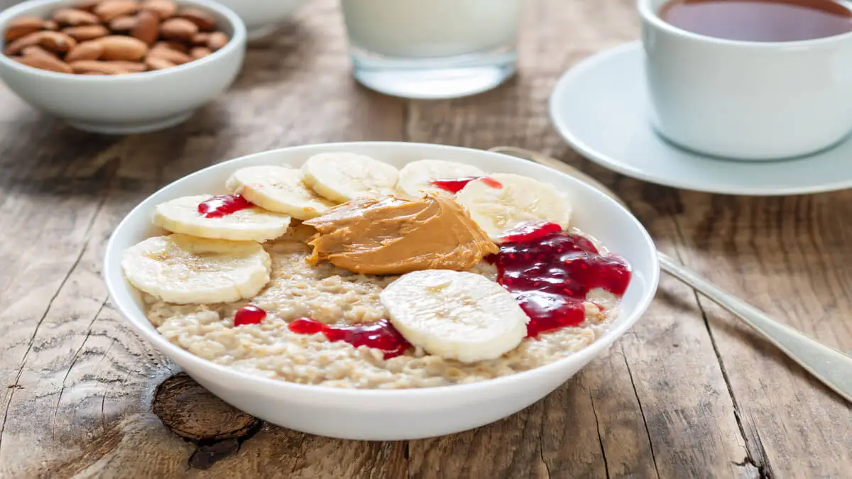 Gachas de avena con fruta.