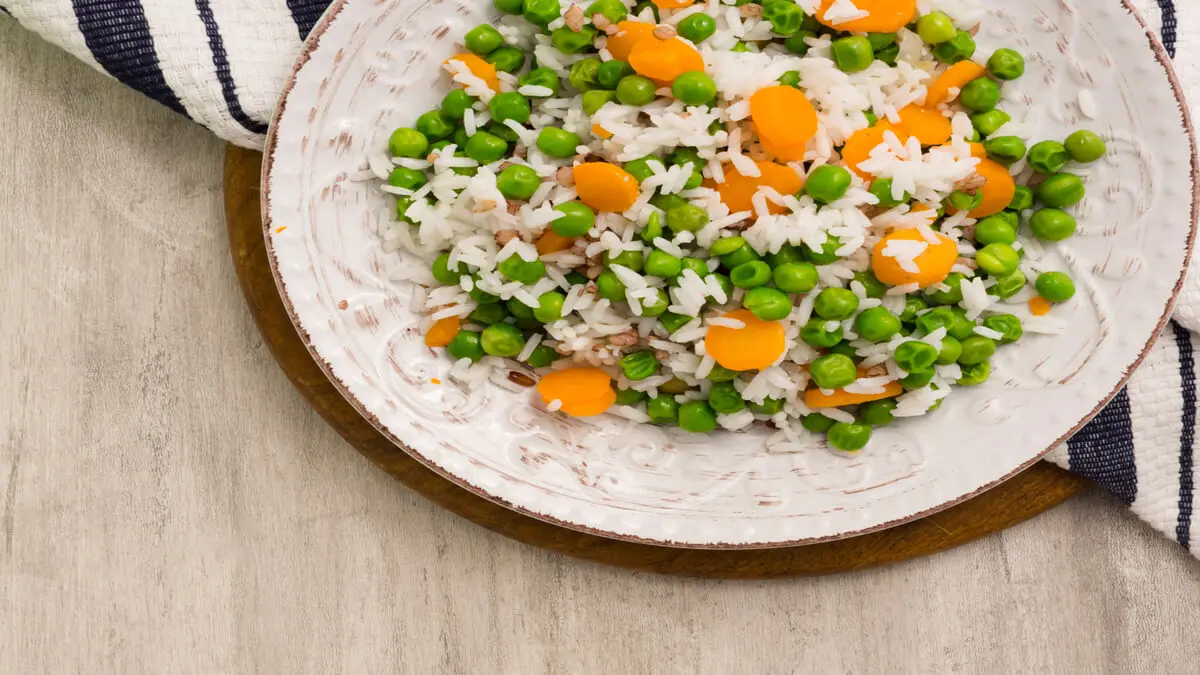 Arroz hervido con verduras en la dieta para la gastritis.