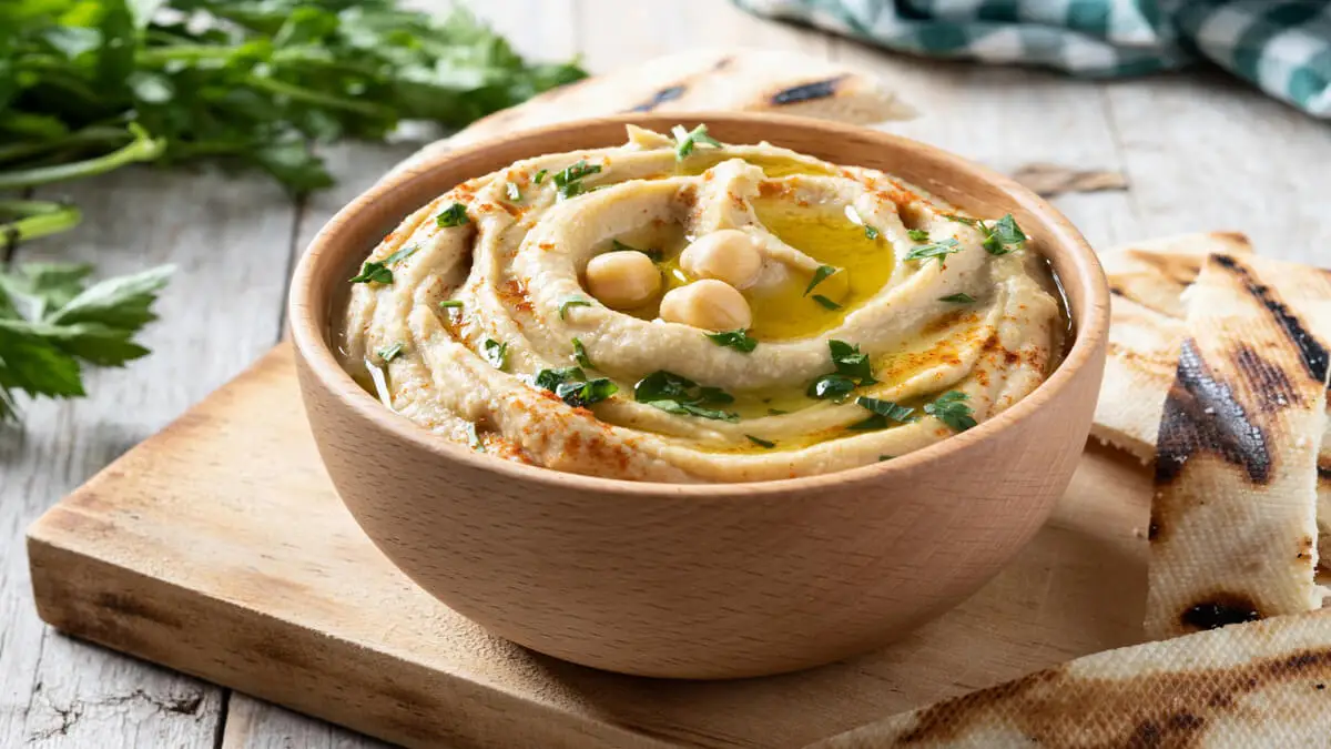 Bol de hummus de garbanzos.