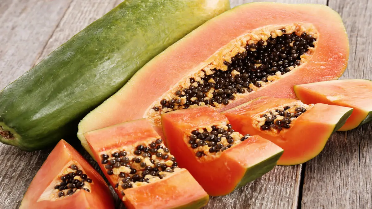 Papaya fresca cortada.