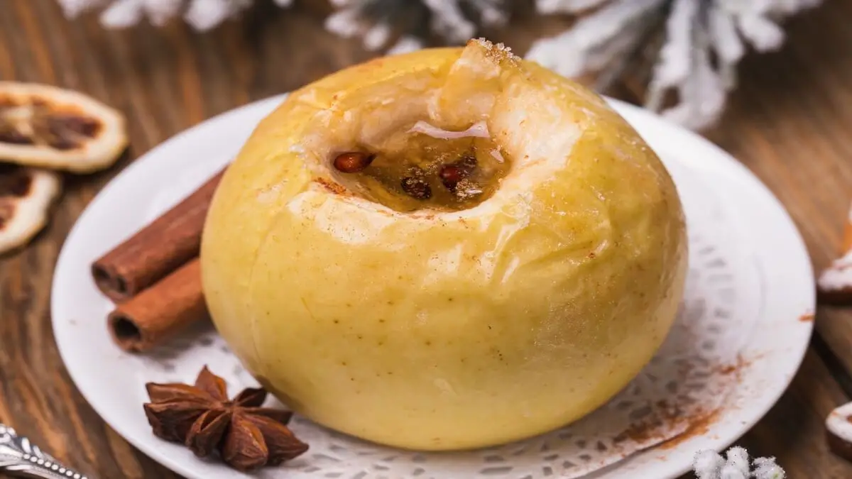 Manzana asada al horno con especias.