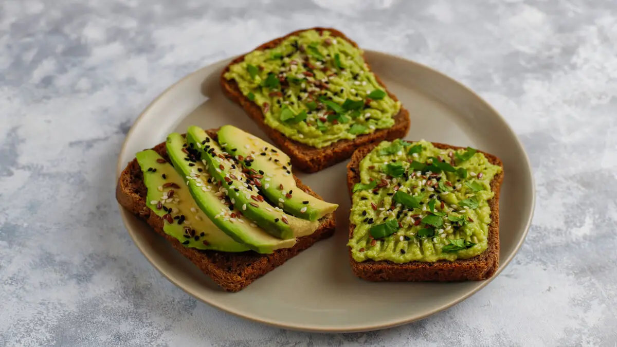 Pan con aguacate.