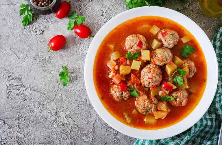 Deliciosas albóndigas hechas al vapor con tomate y cebolla